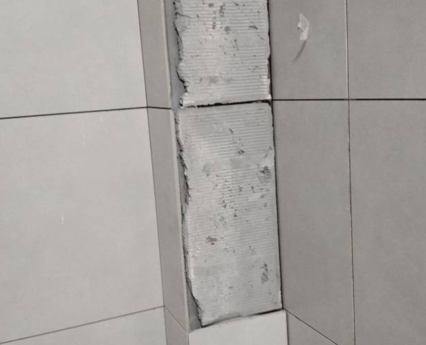 卡若瓷砖空鼓维修公司分享下瓷砖施工前基层浇水润湿程度不足，可能导致以下问题